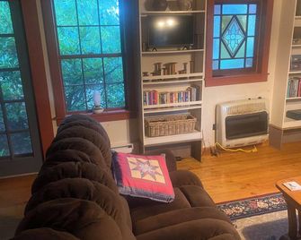Tremendous 3-bedroom bungalow in welcoming Yelm perfect for a rustic getaway - Yelm
