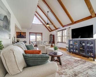 Sky Valley Retreat with Fire Pit and Mountain Views! - Dillard - Living room