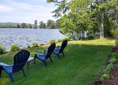 Cozy Waterfront Cottage Only Minutes from Downtown Keene, NH! - Keene - Patio