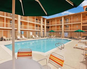 La Quinta Inn by Wyndham Amarillo West Medical Center - Amarillo - Pool