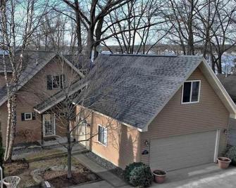 Fall 2023 Dates Open!\nluxury Beach Resort Home On Beautiful Lake Missaukee - Lake City - Building