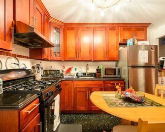 Best Large Private Room & Private Bathroom - كوينز - مطبخ