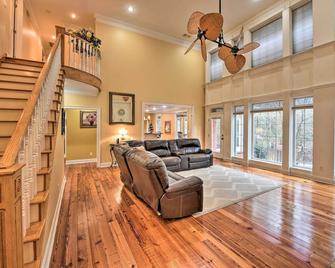 Spacious Statesboro House with Private Pool! - Statesboro - Living room