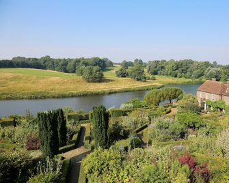 Stable Courtyard Bedrooms At Leeds Castle - Maidstone