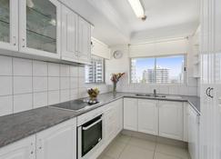 Surfers Beachside Holiday Apartments - Surfers Paradise - Kitchen