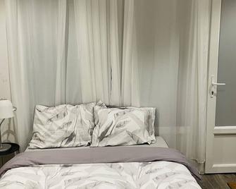 Studio cosy - Magenta - Bedroom