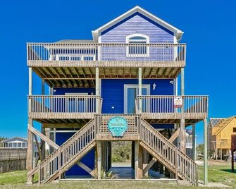 Calm-N-Rea's / 2606 E Beach Drive - Coastal Vacation Resorts - Oak Island - Edificio