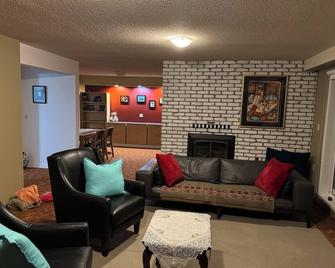 Cozy 2-bedroom apartment with WiFi, AC in amazing Penticton - Penticton - Living room