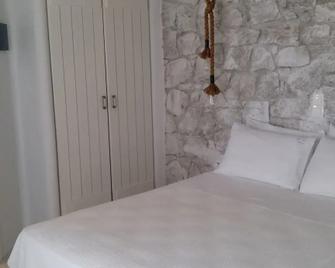 Milo Milo Suites - Mandrakia - Bedroom