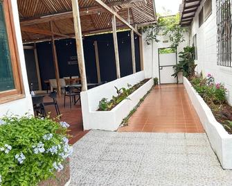 Hotel Mar Azul - Puerto Baquerizo Moreno - Patio