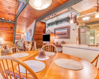 Adorable A-frame cabin withnearby river access game room wood stove firepit - Sandy - Comedor