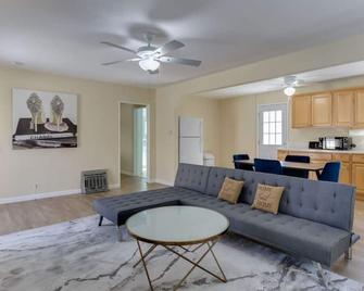 3 bedroom Mid-Wilshire Charmer near Downtown - Los Angeles - Phòng khách
