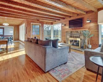 Henderson Cabin w/ Deck & Scenic Lake Views! - Henderson - Living room