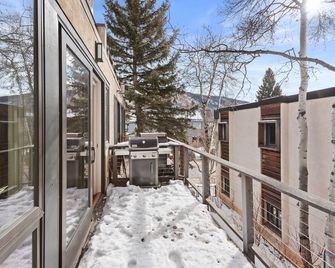 Spring Street Unit 629, 2BR Condo w/ Mountain Views and Door Step Access to Shops & Restaurants - Aspen - Balcony