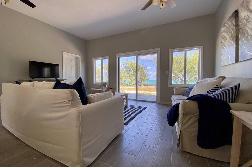 Escape to the Beach at Ocean Oasis: Unwind & Relax in this Premier Beach House - Rokers Point Settlement - סלון