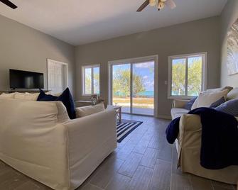 Escape to the Beach at Ocean Oasis: Unwind & Relax in this Premier Beach House - Rokers Point Settlement - Sala de estar