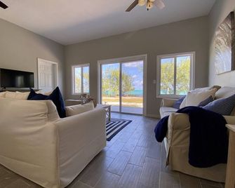 Escape to the Beach at Ocean Oasis: Unwind & Relax in this Premier Beach House - Rokers Point Settlement - Sala de estar