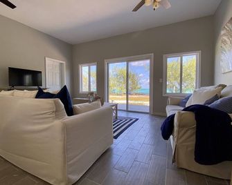 Escape to the Beach at Ocean Oasis: Unwind & Relax in this Premier Beach House - Rokers Point Settlement - סלון