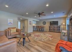 Flagstaff Townhome with Private Deck and Grill! - Flagstaff - Salon