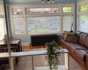 Convenient location, 2 bedroom. 1.5 bath. Sleep 5. WiFi, AC, parking available. - Seattle - Sala de estar