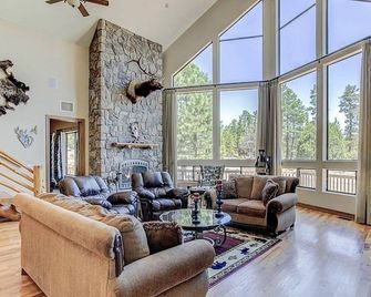 The Executive Level Retreat For Families And Outdoor Lovers In Happy Jack, Az! - Happy Jack - Living room
