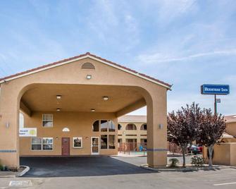 Rodeway Inn Delano - Delano - Building