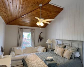 Wonderful 2 Bedroom 2 Bath Ocean Villa just quick walk from Treasure Cay Beach! - Treasure Cay - Schlafzimmer