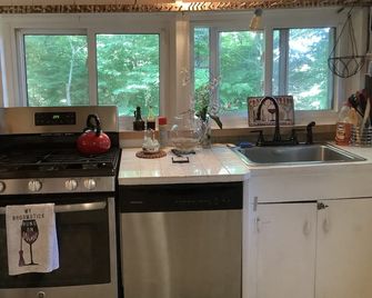 Wine Country Cozy Home Away in the Woods - Riverhead - Keuken