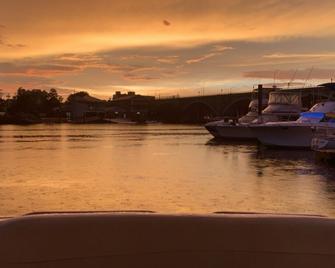 Heart of Providence - 42 ft. Heated House Boat - Providence - Outdoors view