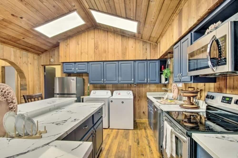 Cozy Cabin w/ Hot Tub & Wi-Fi - Magee - Kitchen