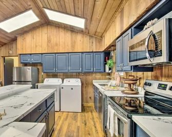 Cozy Cabin w/ Hot Tub & Wi-Fi - Magee - Kitchen