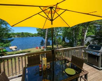 Dog-friendly Lakefront Cottage w/ Hot Tub + WiFi + Firepit + Games + Near Trails - Minden - Balcón