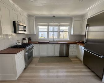 Modern Home close to Steamship and Downtown Vineyard Haven! - Vineyard Haven - Küche