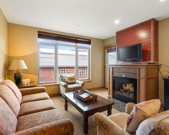 Great Deal! Picturesque Romantic King Suite on site at Silver Mountain - Kellogg - Living room
