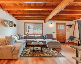 Minutes to Skiing & Lake Hot Tub, Fire Pit, Deck Indigo Owl by Avantstay - Homewood - Living room