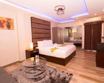 Grand Central Hotel - Angeles City - Yatak Odası