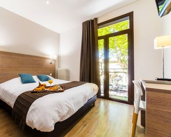 Logis Hôtel le Cours - Saint-Gilles - Slaapkamer