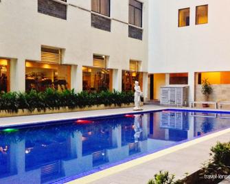 Aglow Hotel Harbor Bay Batam - Batam - Piscina