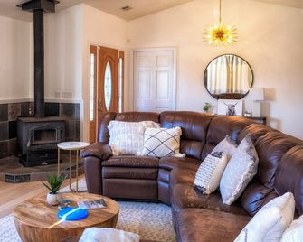 Ironwood - Your cozy coastal cabin on the coast! - Little River - Living room