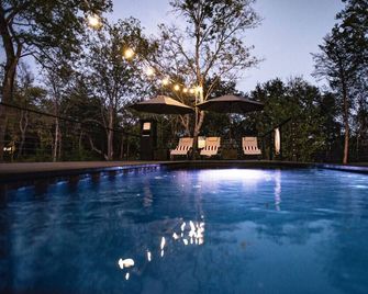 Cedar Brook at Live Oak Lake | Modern Cabin - Bellmead - Zwembad
