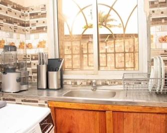 Fully Aircondition 3Bed Villa- A c- WiFi- Hotwater - Freetown