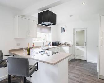 Comfy Spacious Home Near Preston City Centre - Sleeps 6 - Samlesbury - Kitchen