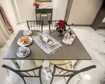 Del Sol Meteora Luxurious Family Suites1 - Каламбака - Їдальня