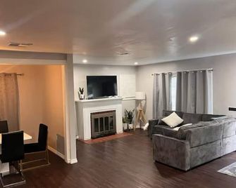 Cozy home away from home - Bakersfield - Salon