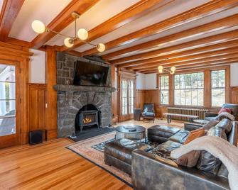 Tobias Place Off Main | 9 Bed, 4 Bath - Lake Placid - Living room