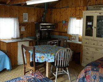 Cabin 6 at Sportsman’s Lodge - Rustic Cabin 6 at Sportsman's Lodge - Red Feather Lakes - Dining room