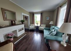 Beautiful Four Bedroom House with a Stunning view of the Chebogue River - Yarmouth - Living room