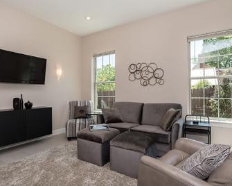 Newer CondoJust Steps to Everything in Downtown Bentonville - Bentonville - Living room