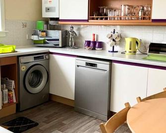 Scardroy Falkirk - Central 3 Bedroom Apartment With Parking, Wifi, Smart Tvs - Falkirk - Kitchen