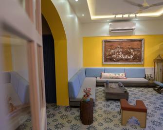 Top Floor Oceanfront Designer Condo In Bandra - 孟買 - 大廳